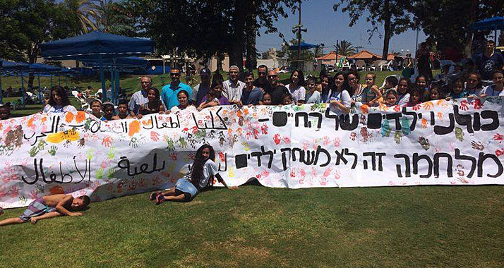 Ein zweisprachiges Transparent soll eine Friedensbotschaft an Kinder im Gazastreifen übermitteln.
