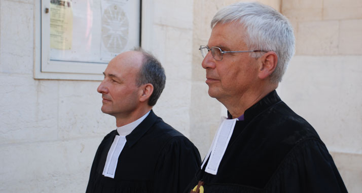 Altbischof Friedrich (r.) – hier mit dem jetzigen Jerusalemer Propst Schmidt – will sich im Gaza-Konflikt nicht positionieren.