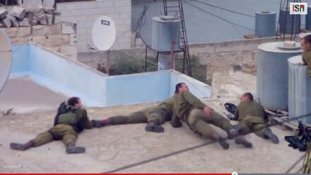 EIn Soldat macht sich offenbar über die Fortbewegung des verletzten Palästinensers lustig.