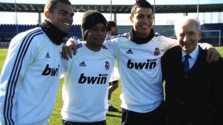 Peres (r.) mit den Real Madrid-Spielern Pepe, Marcelo und Cristiano Ronaldo (v.l.n.r.). Ein „Peres Center for Peace“-Team spielte bereits gegen eine Real Madrid-Auswahl.