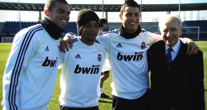 Peres (r.) mit den Real Madrid-Spielern Pepe, Marcelo und Cristiano Ronaldo (v.l.n.r.). Ein „Peres Center for Peace“-Team spielte bereits gegen eine Real Madrid-Auswahl.