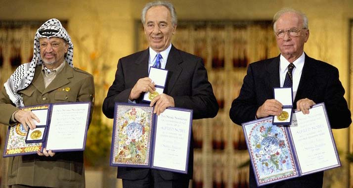Rabin (r.) hatte zusammen mit Peres und Arafat (l.) den Friedensnobelpreis erhalten.