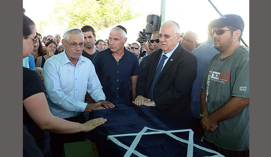 Staatspräsident Rivliln bei der Beisetzung des vierjährigen Jungen, der von einer Granate getroffen wurde