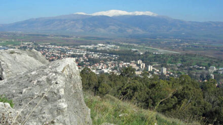 Die Stadt Kirijat Schmonah mit dem Berg Hermon im Hintergrund