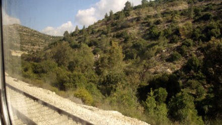 Die Strecke von Jerusalem nach Tel Aviv beträgt 57 Kilometer. Derzeit dauert eine Fahrt noch knapp anderthalb Stunden.