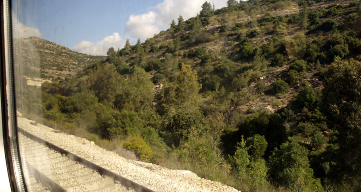 Die Strecke von Jerusalem nach Tel Aviv beträgt 57 Kilometer. Derzeit dauert eine Fahrt noch knapp anderthalb Stunden.