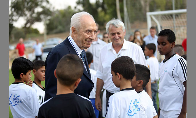 Altpräsident Peres eröffnet die Fußballsaison mit israelischen und palästinensischen Kindern.