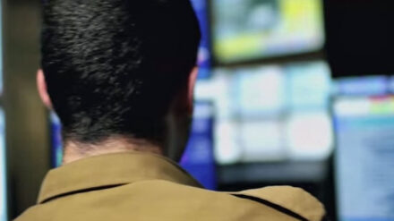 Rund um die Uhr senden Drohnen Luftaufnahmen überwachter Gebiete, die von Armeeangehörigen ausgewertet werden.