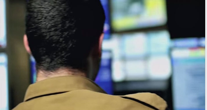 Rund um die Uhr senden Drohnen Luftaufnahmen überwachter Gebiete, die von Armeeangehörigen ausgewertet werden.