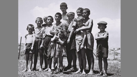 Kinder, die der Judenverfolgung entronnen sind, 1944 in Atlit bei Haifa