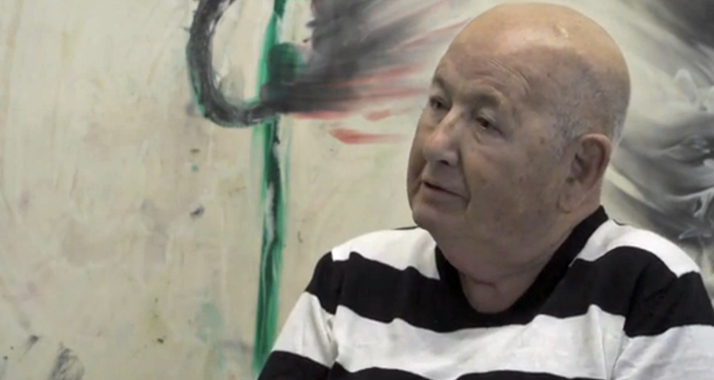 Moshe Gershuni, hier in einem Werbevideo der Neuen Nationalgalerie Berlin, stellt erstmals seit 30 Jahren in Europa aus.