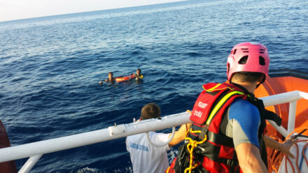 So wie hier vor der Insel Lampedusa nimmt die italienische Küstenwache auch viele palästinensische Flüchtlinge in Empfang und rettet sie aus Seenot.