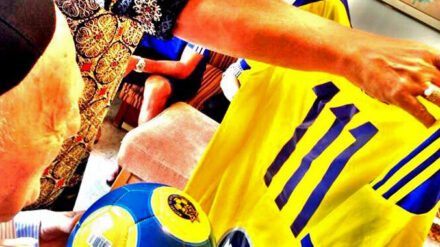 Maccabi Tel Aviv-Spieler überreichten dem ältesten Holocaust-Überlebenden der Welt ein Trikot zum Geburtstag.