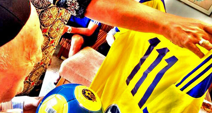 Maccabi Tel Aviv-Spieler überreichten dem ältesten Holocaust-Überlebenden der Welt ein Trikot zum Geburtstag.
