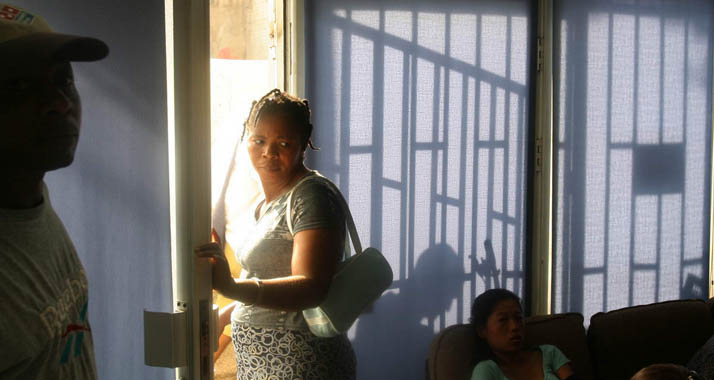 Eine Afrikanerin in einer offenen Klinik für Migranten, Flüchtlinge und Asylsuchende