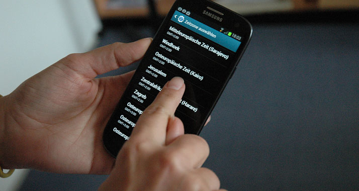 Nicht alle Smartphones waren auf den neuen Beginn der Winterzeit eingestellt. (Symbolbild)