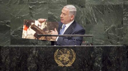 Netanjahu illustrierte seine Rede mit einem Bild, das Hamas-Raketen in UN-Einrichtungen zeigen soll.