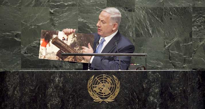 Netanjahu illustrierte seine Rede mit einem Bild, das Hamas-Raketen in UN-Einrichtungen zeigen soll.