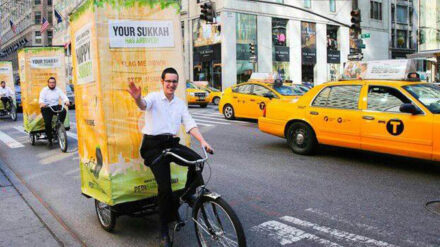 Eine Laubhütte auf New Yorks Straßen: „Pedi Sukkahs“ sind spezielle Rikschas.
