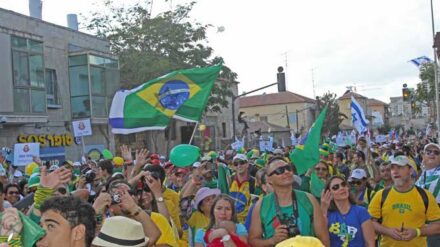 Beim Durchzug der knapp 1.000 Brasilianer scheint die Straße fast zu platzen.