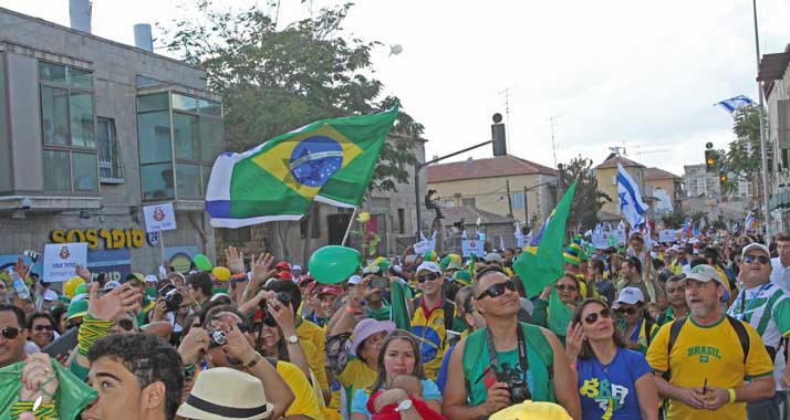 Beim Durchzug der knapp 1.000 Brasilianer scheint die Straße fast zu platzen.