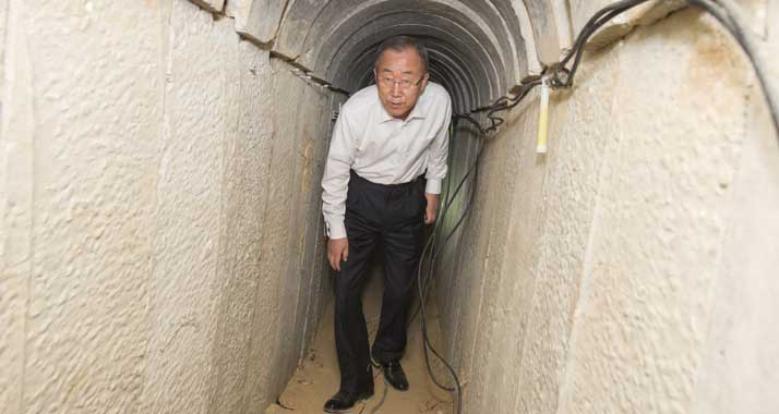 Eingeengt im Terrortunnel: UN-Generalsekretär Ban macht sich vor Ort ein Bild.