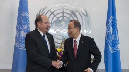 Israels Verteidigungsminister Ja'alon (l.) warnt bei einem Treffen mit UN-Generalsekretär Ban vor dem Missbrauch von Baumaterial für Terrortunnel.