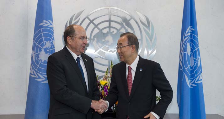 Israels Verteidigungsminister Ja'alon (l.) warnt bei einem Treffen mit UN-Generalsekretär Ban vor dem Missbrauch von Baumaterial für Terrortunnel.