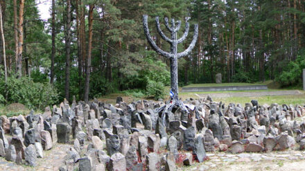 Dieses Denkmal im Wäldchen Rumbula erinnert an die Massenerschießung lettischer Juden, an der Cukurs beteiligt war.