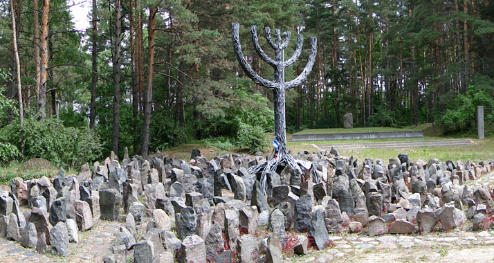 Dieses Denkmal im Wäldchen Rumbula erinnert an die Massenerschießung lettischer Juden, an der Cukurs beteiligt war.