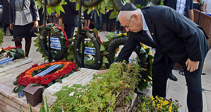 Im Gedenken an den ermordeten Tourismusminister Se'evi legte Staatspräsident Rivlin einen Kranz nieder.