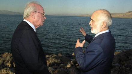 Itzhak Rabin wenige Wochen nach dem Friedensschluss mit Jordaniens König Hussein (r.)