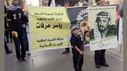 Die Parade in Ramallah zum Arafat-Gedenken 2013 wurde von einem kleinen palästinensischen Jungen angeführt.
