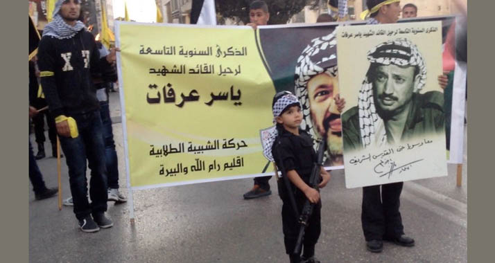 Die Parade in Ramallah zum Arafat-Gedenken 2013 wurde von einem kleinen palästinensischen Jungen angeführt.