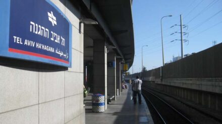 Am Tel Aviver HaHagana-Bahnhof wurde ein israelischer Soldat von einem Messerstecher angegriffen.