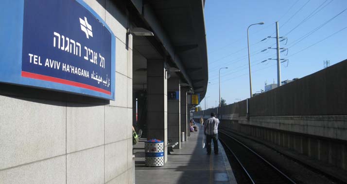 Am Tel Aviver HaHagana-Bahnhof wurde ein israelischer Soldat von einem Messerstecher angegriffen.