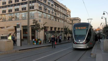 Nach den jüngsten Ereignissen hat die Jerusalemer Stadtverwaltung zum Schutz der Passanten Betonklötze an den Haltestellen der Straßenbahn aufstellen lassen.