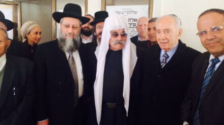 Peres beim Besuch der Opfer-Familien am Sonntag mit verschiedenen religiösen Vertretern