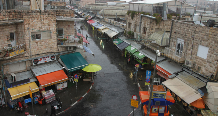 Nasse Straßen und Regenschirme prägen derzeit das Stadtbild Jerusalems.