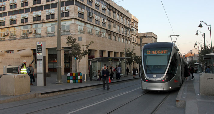 Nach den jüngsten Terroranschlägen hat die Jerusalemer Stadtverwaltung zum Schutz der Passanten Betonklötze an Haltestellen der Straßenbahn aufstellen lassen.
