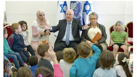 Staatspräsident Reuven Rivlin und seine Ehefrau Nechama (r.) haben arabische und jüdische Schulkinder empfangen.