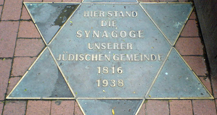 Eine Gedenkplatte in Wittmund erinnert an die jüdische Synagoge, die bis zum 9. November 1938 dort stand.