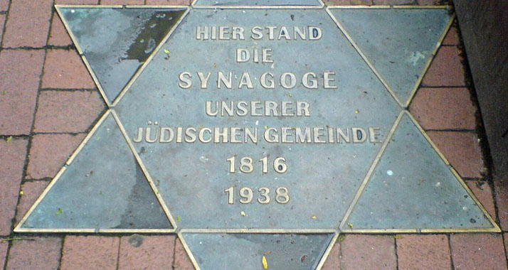 Eine Gedenkplatte in Wittmund erinnert an die jüdische Synagoge, die bis zum 9. November 1938 dort stand.