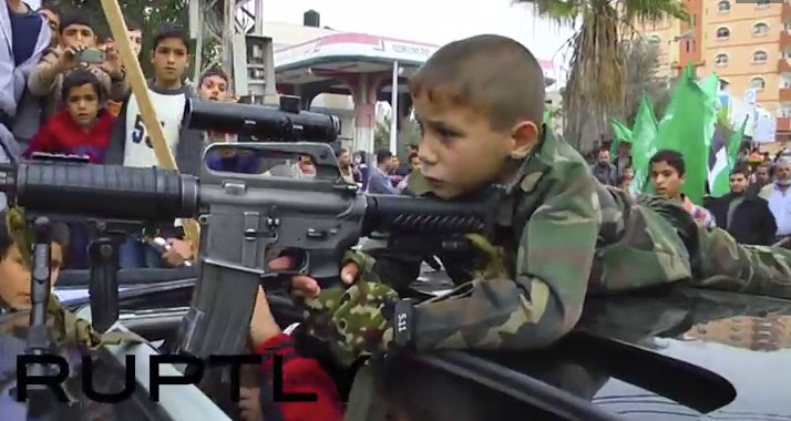 Tausende Hamas-Anhänger ziehen in Dschabalija anlässlich des 27. Gründungstages der Organisation durch die Straßen.