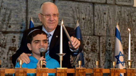 Am ersten Chanukka-Abend lud Rivlin über 130 krebskranke Kinder in seine Residenz ein und entzündete mit ihnen die erste Kerze des Leuchters.