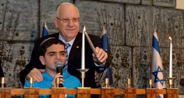 Am ersten Chanukka-Abend lud Rivlin über 130 krebskranke Kinder in seine Residenz ein und entzündete mit ihnen die erste Kerze des Leuchters.