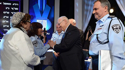 Staatspräsident Rivlin ehrte Polizisten und eine Zivilistin.