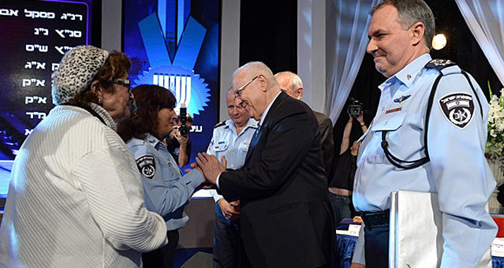 Staatspräsident Rivlin ehrte Polizisten und eine Zivilistin.