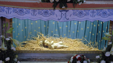 Maronitische Christen aus dem Libanon stellen ihre Krippen schon Anfang Dezember auf.