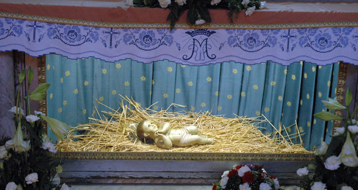 Maronitische Christen aus dem Libanon stellen ihre Krippen schon Anfang Dezember auf.